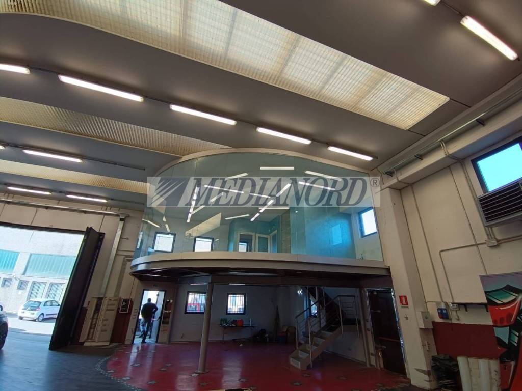 locale commerciale in vendita a Treviolo