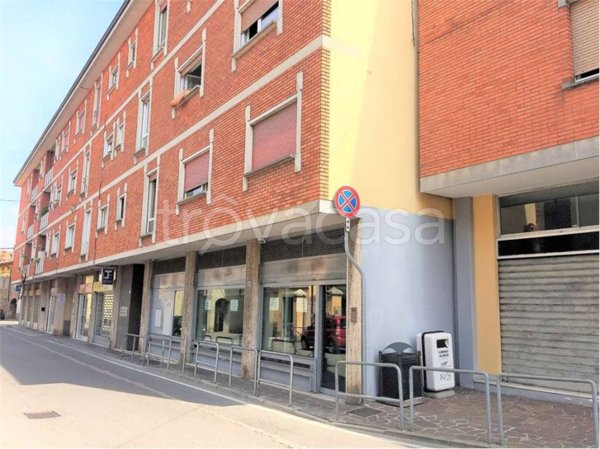 negozio in vendita a Treviolo in zona Curnasco