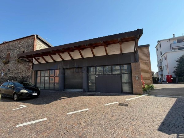 locale commerciale in vendita a Treviolo