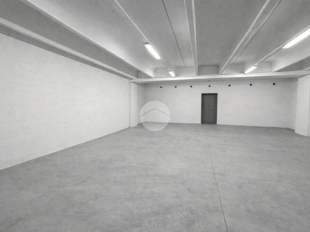 locale commerciale in vendita a Treviolo