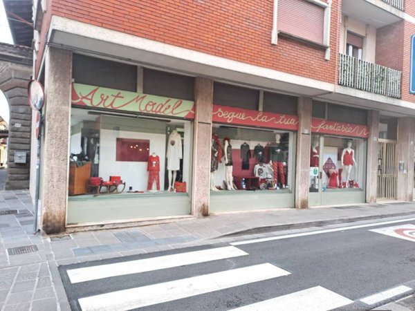 negozio in vendita a Treviolo