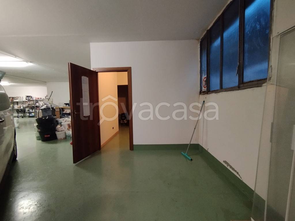 locale commerciale in vendita a Treviolo