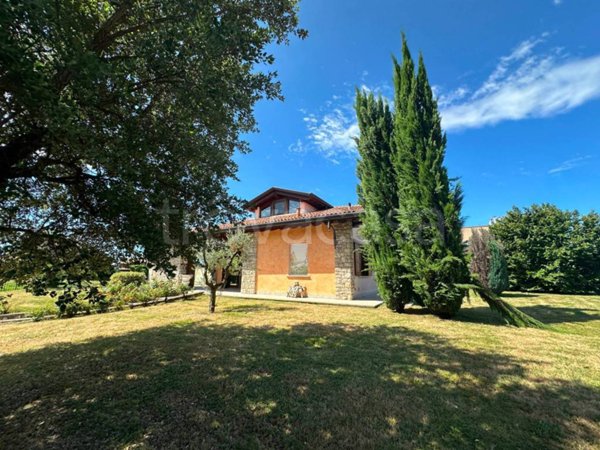 casa indipendente in vendita a Treviolo in zona Curnasco