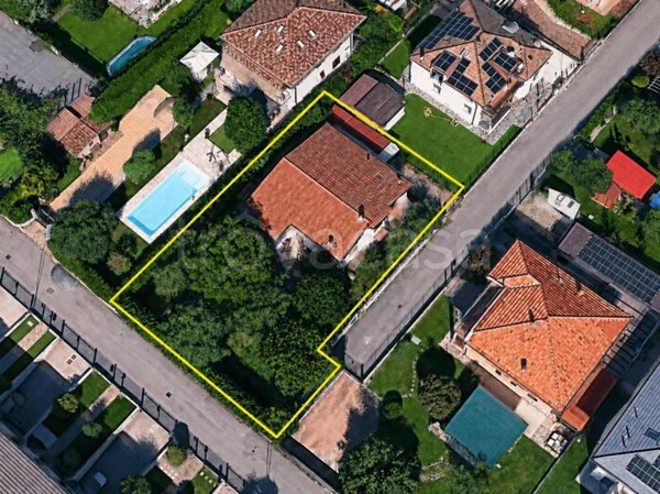casa indipendente in vendita a Treviolo in zona Curnasco