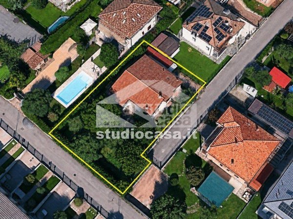 casa indipendente in vendita a Treviolo in zona Curnasco