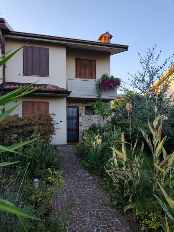 casa indipendente in vendita a Treviolo in zona Curnasco