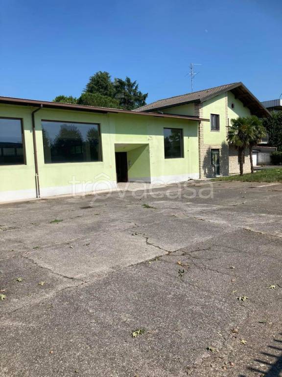 locale commerciale in vendita ad Urgnano