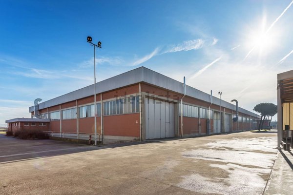 capannone in vendita ad Urgnano
