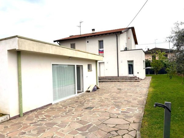casa indipendente in vendita ad Urgnano in zona Basella