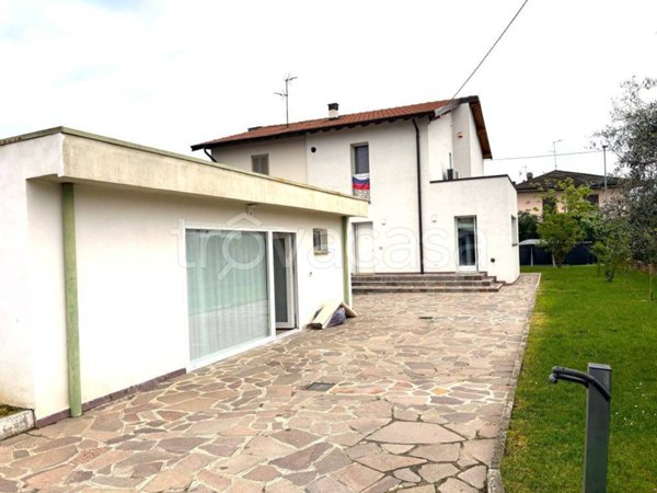 casa indipendente in vendita ad Urgnano in zona Basella