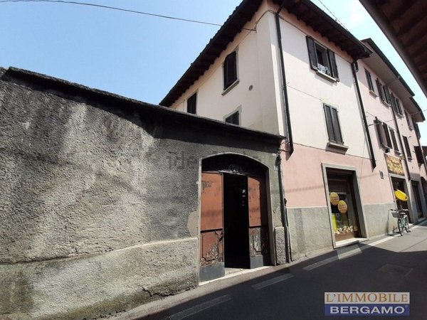 locale di sgombero in vendita ad Urgnano