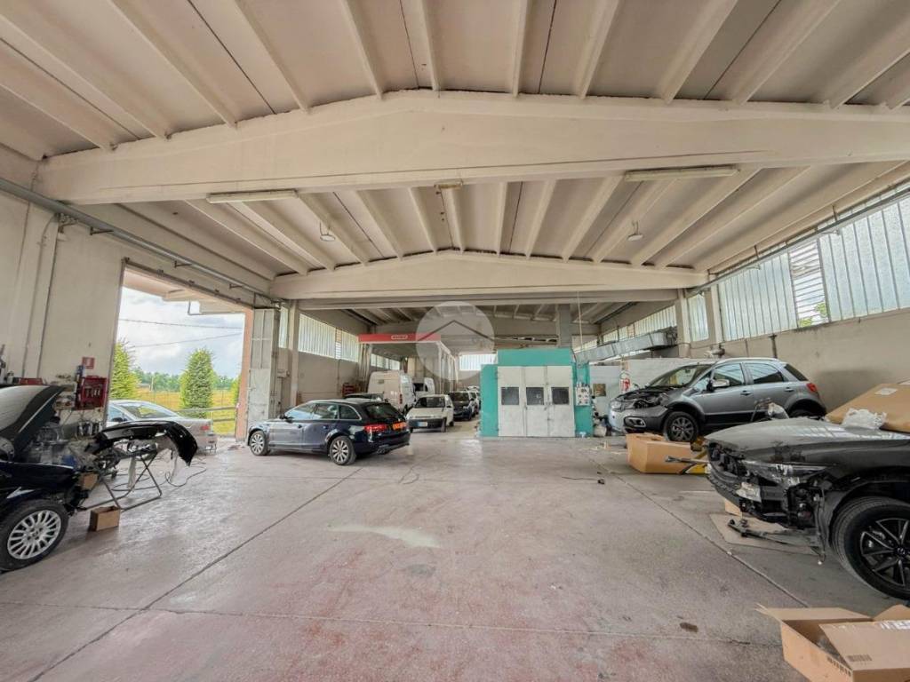 locale commerciale in vendita ad Urgnano