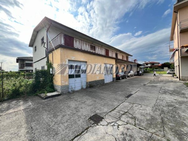 locale commerciale in vendita ad Urgnano