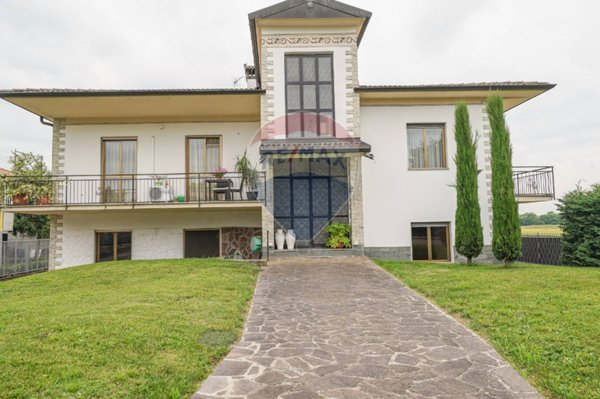 casa indipendente in vendita ad Urgnano in zona Basella