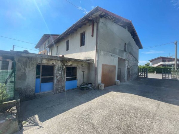 casa indipendente in vendita ad Urgnano in zona Basella