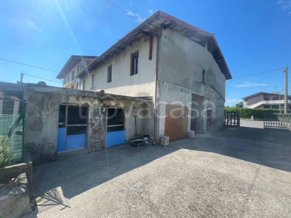 casa indipendente in vendita ad Urgnano in zona Basella