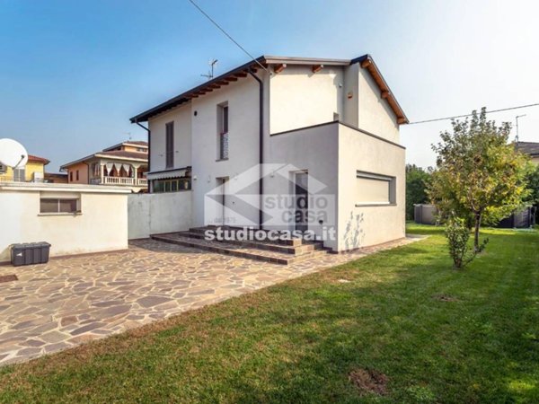 casa indipendente in vendita ad Urgnano in zona Basella