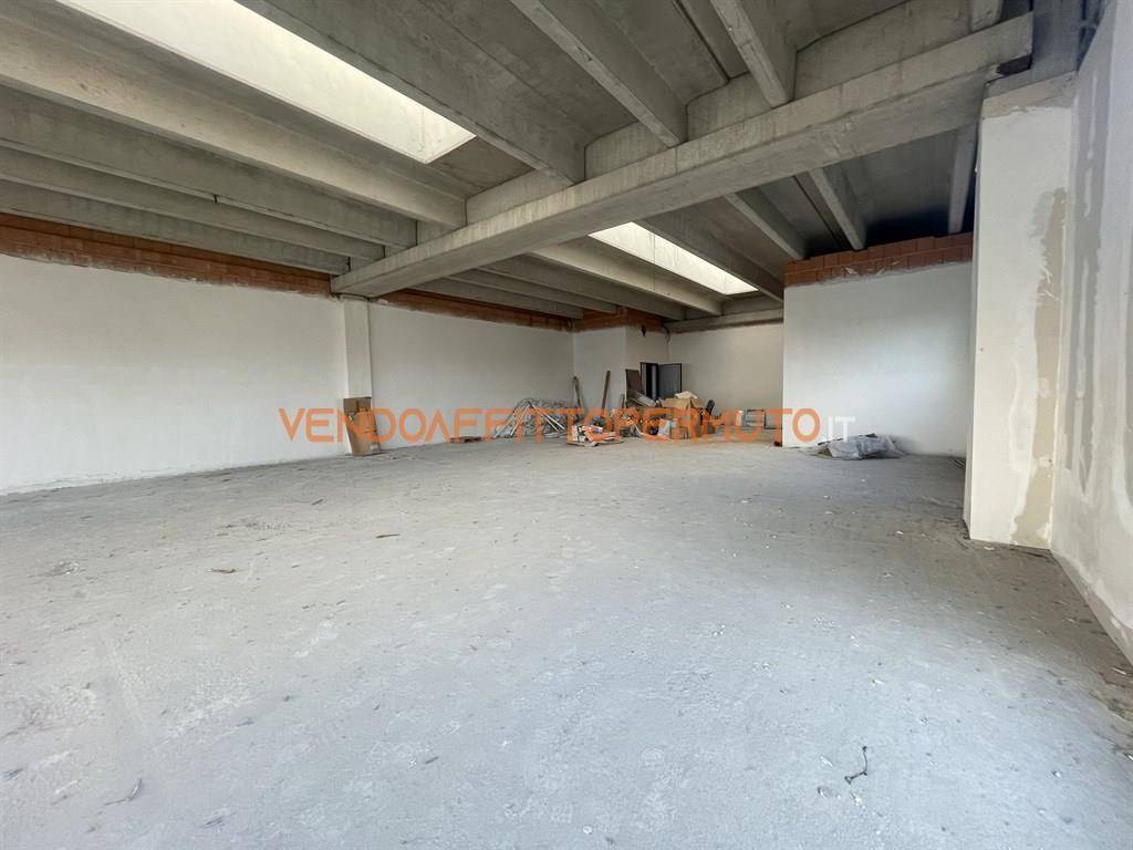 negozio in vendita ad Urgnano