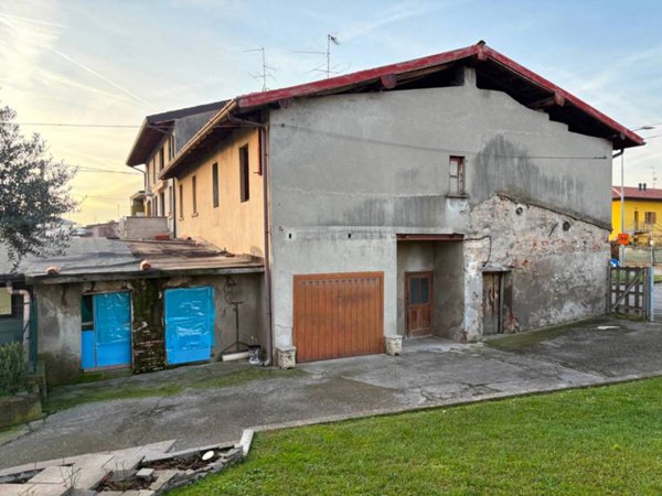 casa indipendente in vendita ad Urgnano in zona Basella
