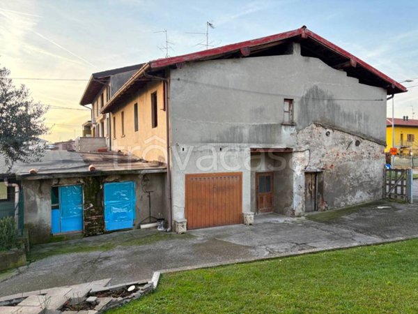 casa indipendente in vendita ad Urgnano in zona Basella