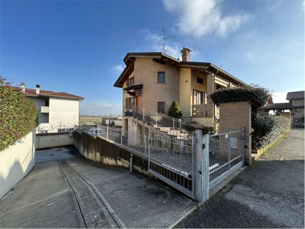 casa indipendente in vendita ad Urgnano in zona Basella