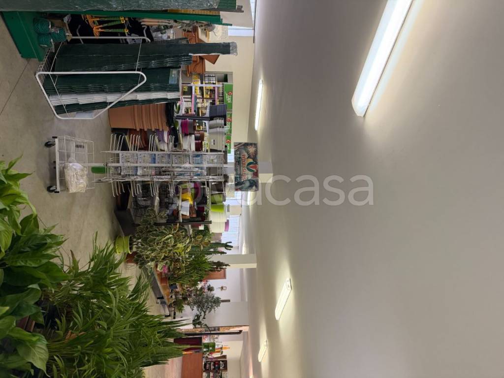 locale commerciale in vendita ad Urgnano