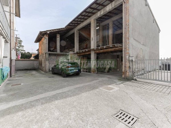 casale in vendita ad Urgnano in zona Basella