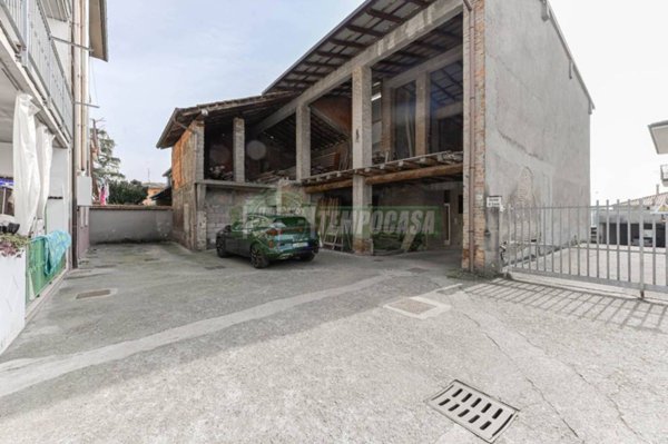 casale in vendita ad Urgnano in zona Basella