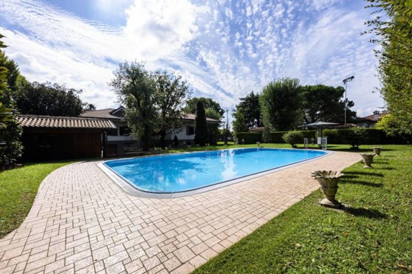 casa indipendente in vendita ad Urgnano in zona Basella