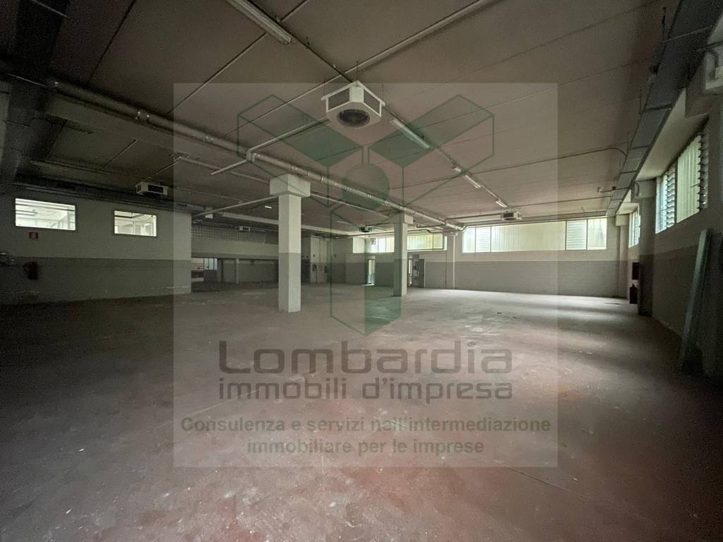 locale commerciale in vendita ad Urgnano