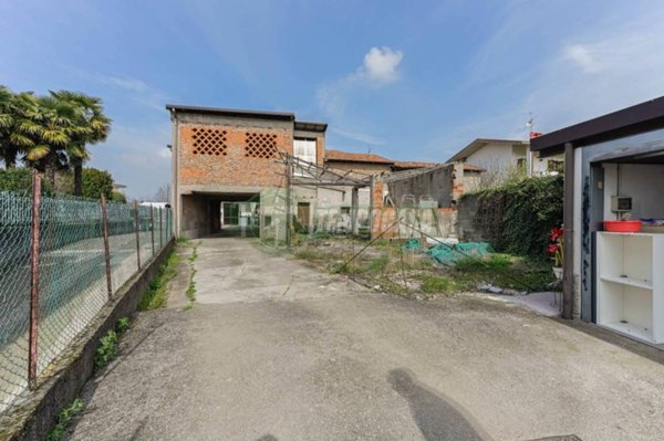 casale in vendita ad Urgnano in zona Basella