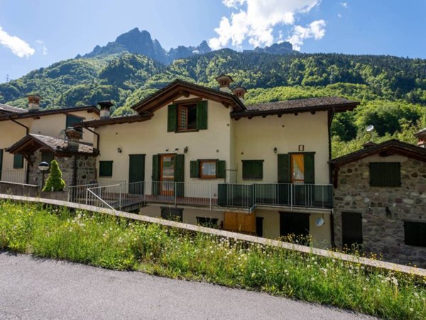 appartamento in vendita a Valbondione in zona Gavazzo