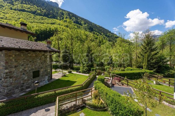appartamento in vendita a Valbondione in zona Gavazzo