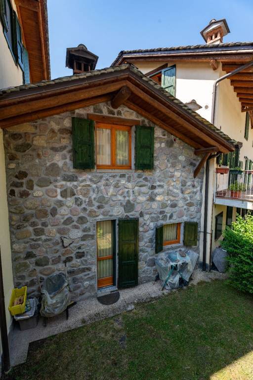 casa indipendente in vendita a Valbondione in zona Gavazzo