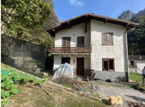 casa indipendente in vendita a Valbondione in zona Gavazzo
