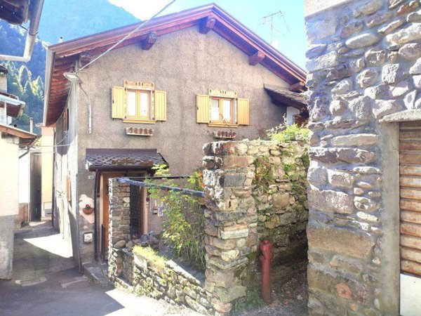 casa indipendente in vendita a Valbondione in zona Lizzola