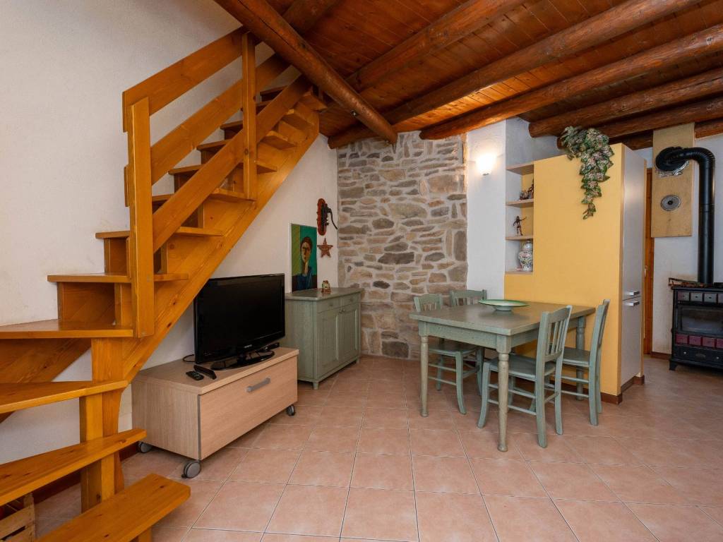 casa indipendente in vendita a Valbondione in zona Gavazzo