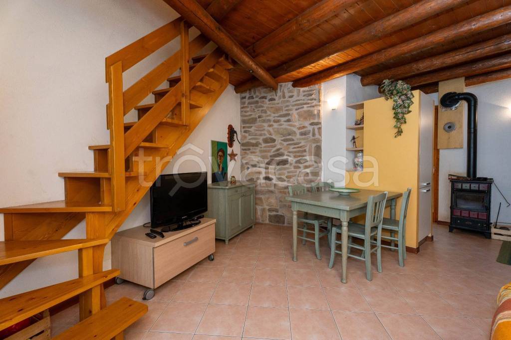 casa indipendente in vendita a Valbondione in zona Gavazzo
