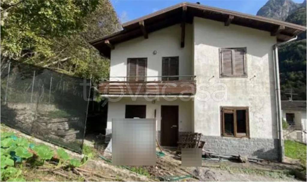 casa indipendente in vendita a Valbondione in zona Gavazzo