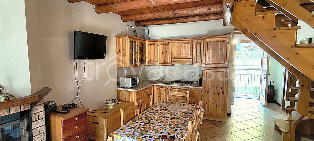 casa indipendente in vendita a Valbondione in zona Gavazzo