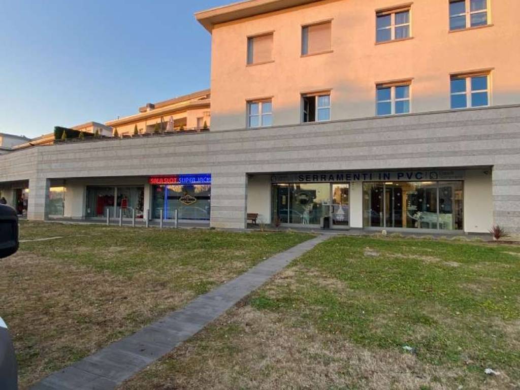 negozio in vendita a Valbrembo in zona Scano al Brembo