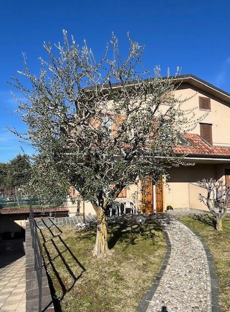 casa indipendente in vendita a Valbrembo in zona Scano al Brembo