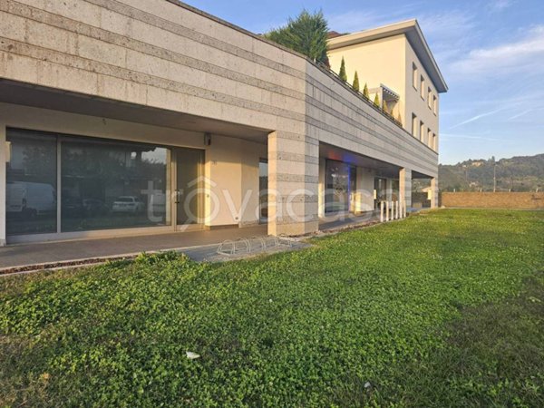 negozio in vendita a Valbrembo in zona Scano al Brembo
