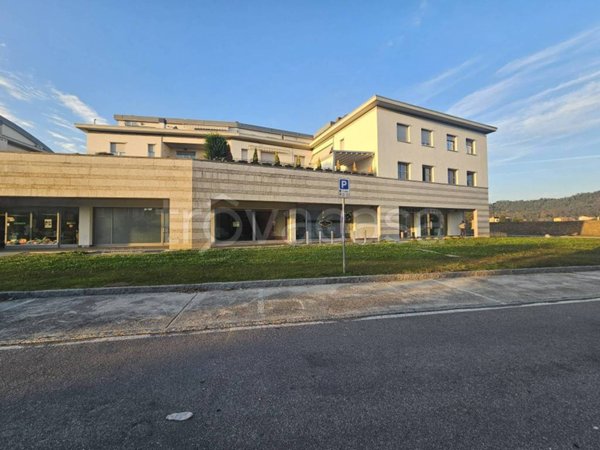 negozio in vendita a Valbrembo in zona Scano al Brembo