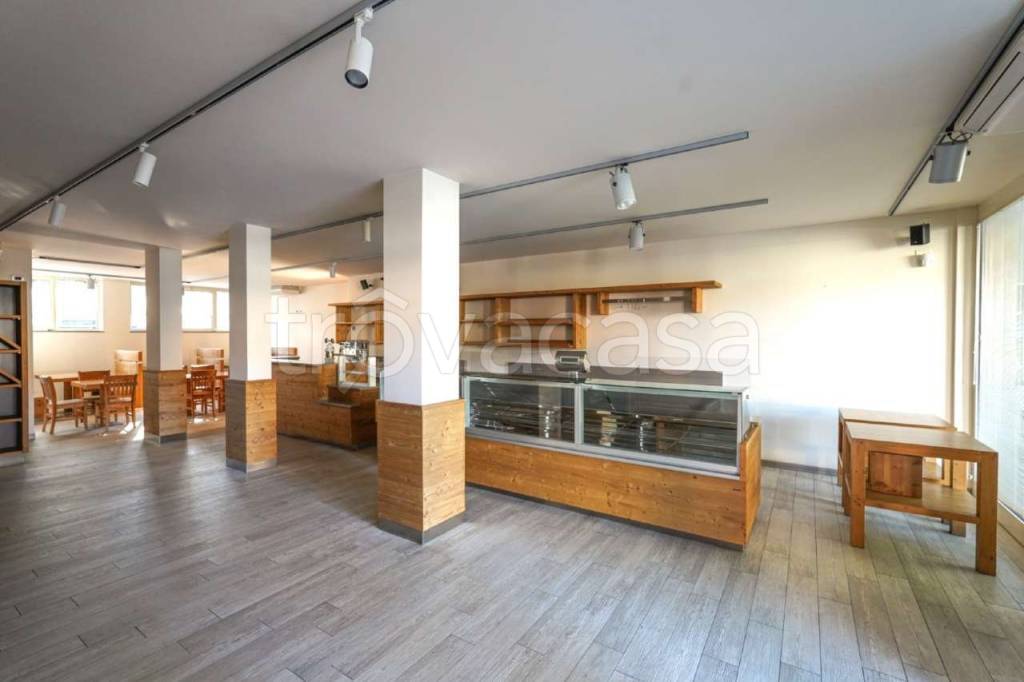 negozio in vendita a Valbrembo in zona Scano al Brembo