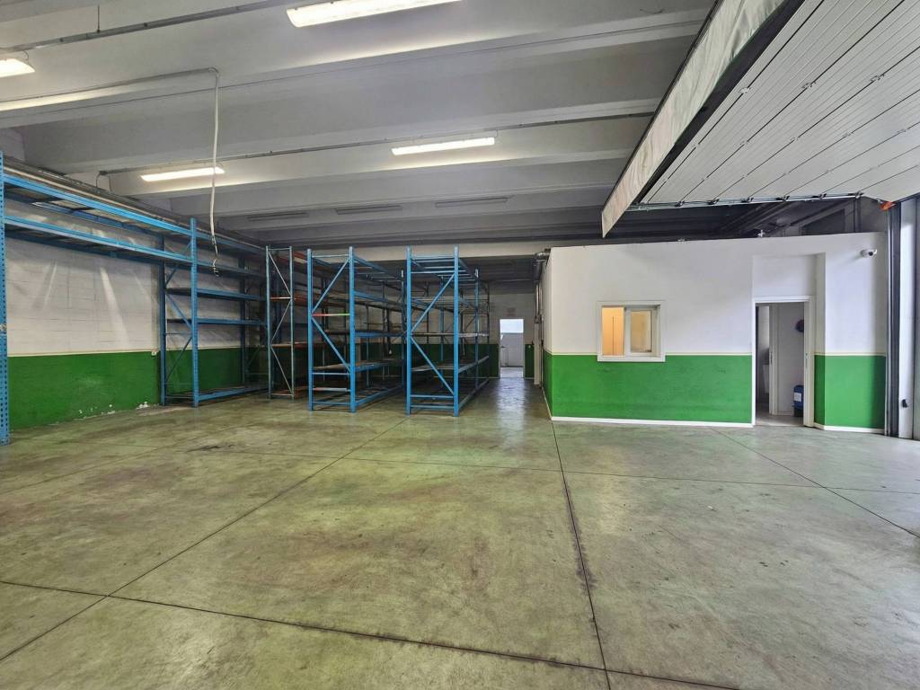 locale commerciale in vendita a Valbrembo in zona Scano al Brembo