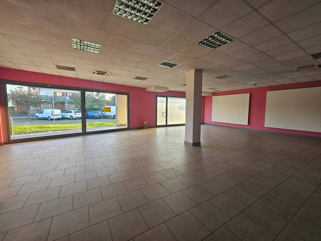 negozio in vendita a Valbrembo in zona Scano al Brembo