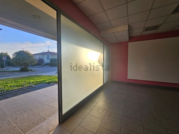 locale commerciale in vendita a Valbrembo