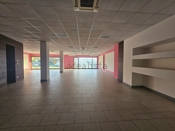 locale commerciale in vendita a Valbrembo in zona Scano al Brembo