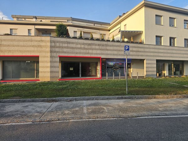 locale commerciale in vendita a Valbrembo in zona Scano al Brembo